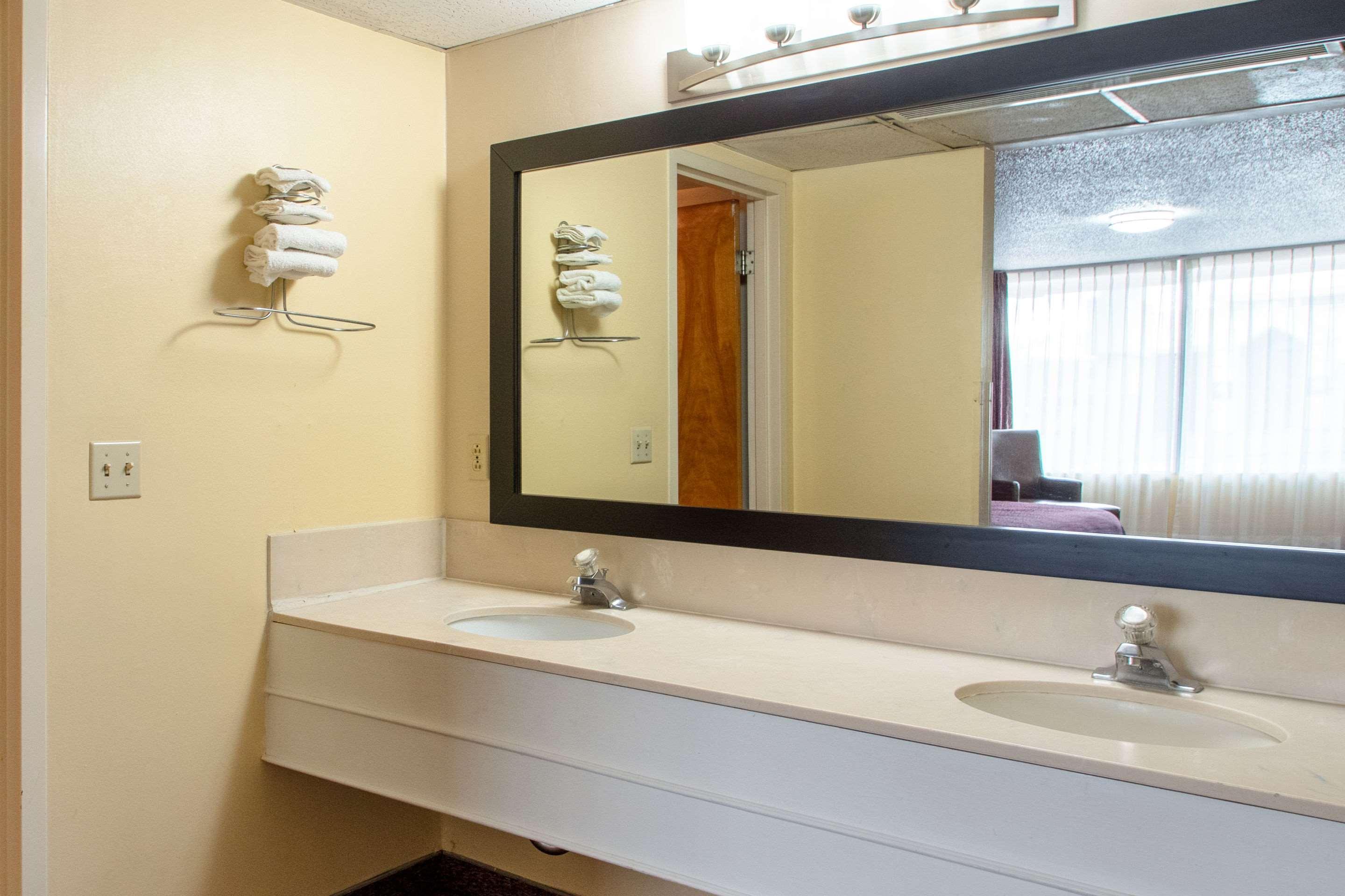Econo Lodge Elko Downtown Area Экстерьер фото