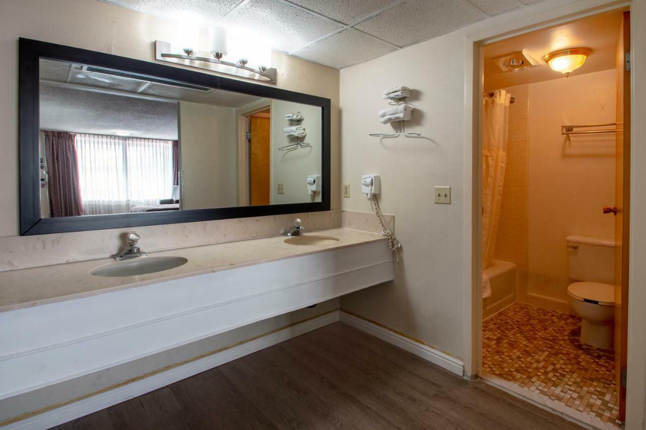 Econo Lodge Elko Downtown Area Экстерьер фото